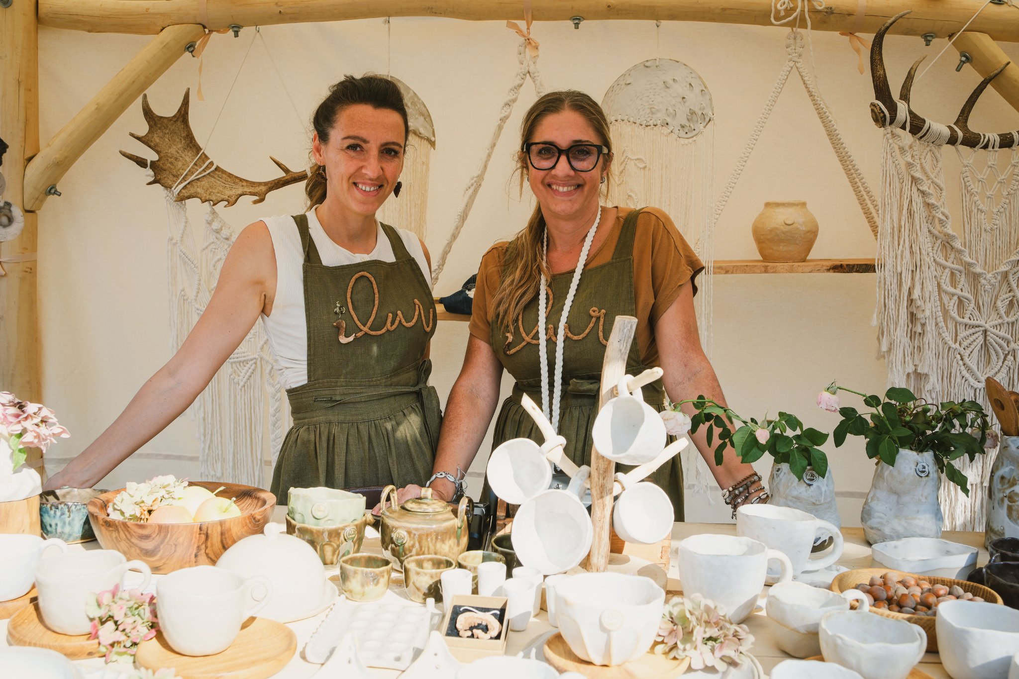 Dve keramikárky pred stolom s keramikou