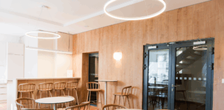 Foto miestnosti, v ktorej sú stoly a stoličky