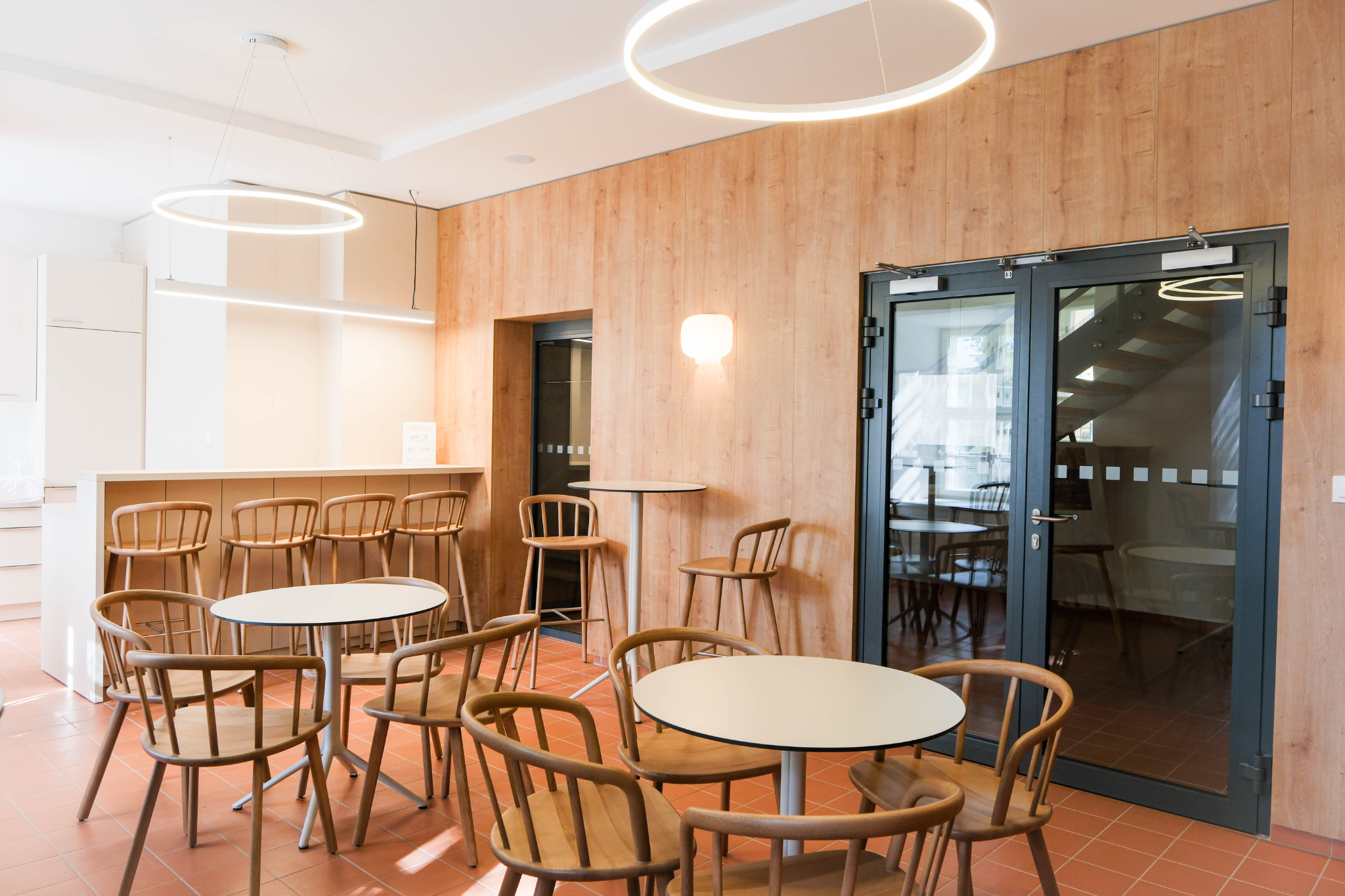 Foto miestnosti, v ktorej sú stoly a stoličky