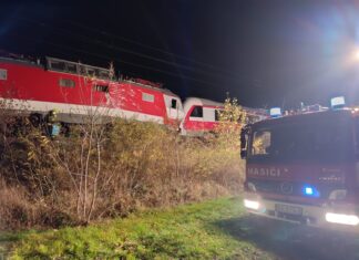 Železničná doprava na trati pri Pezinku funguje v obmedzenom režime Zrážka vlakov pri Pezinku