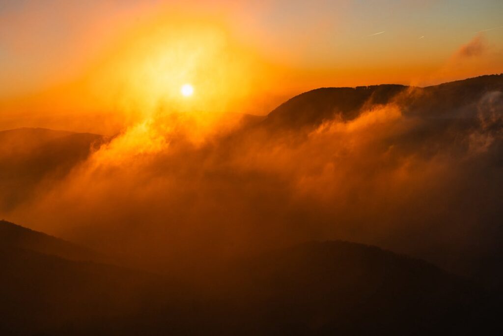 Východ slnka nad Roštúnom