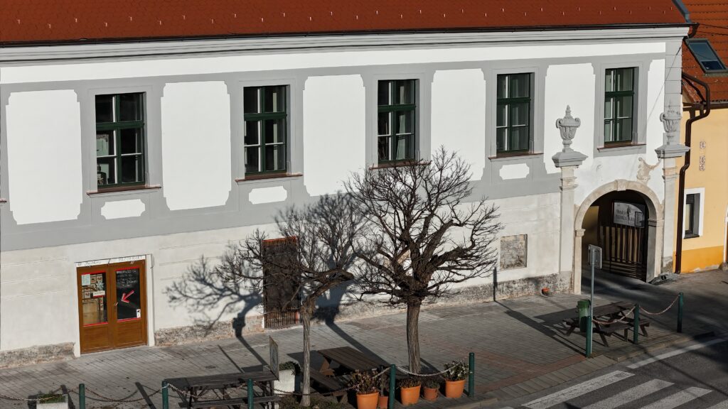 Koloničova kúria Rača