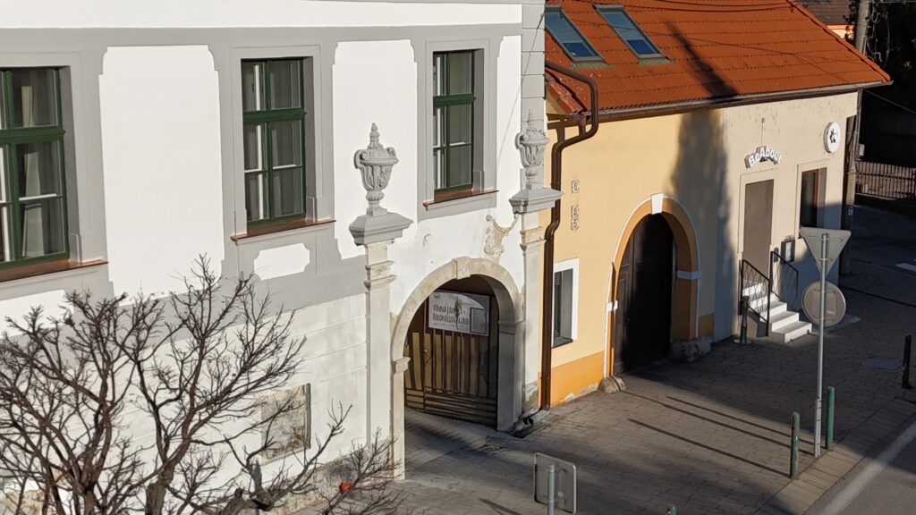 Koloničova kúria Rača