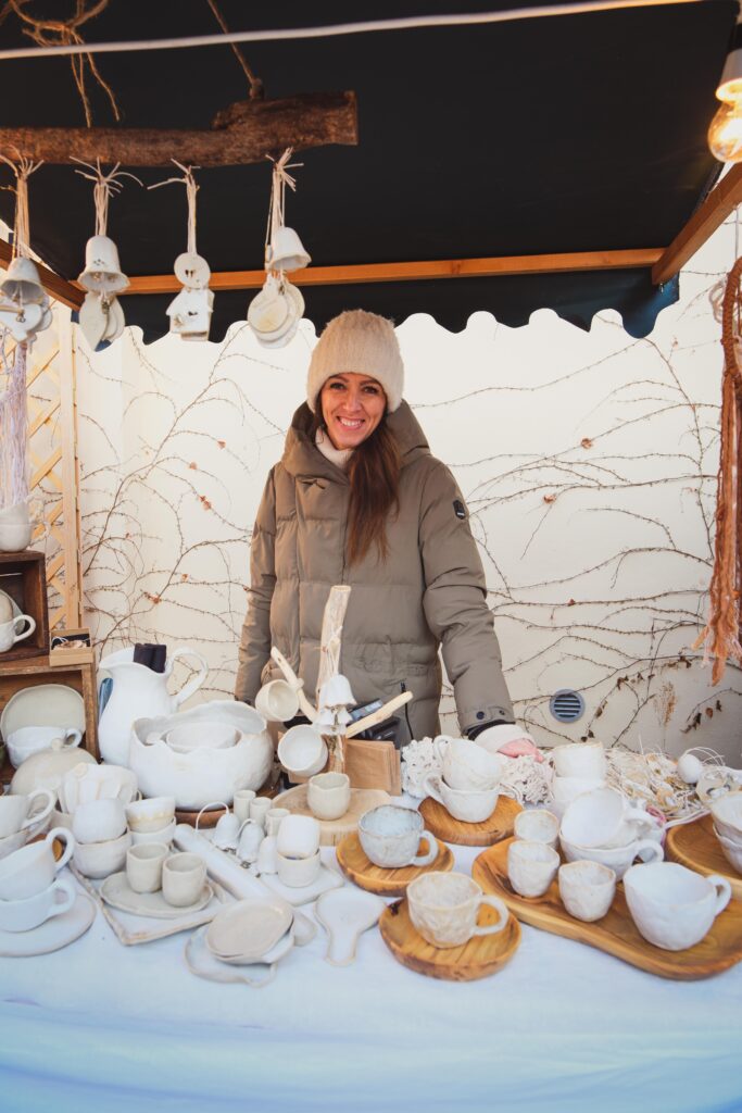 Predajkyňa keramiky