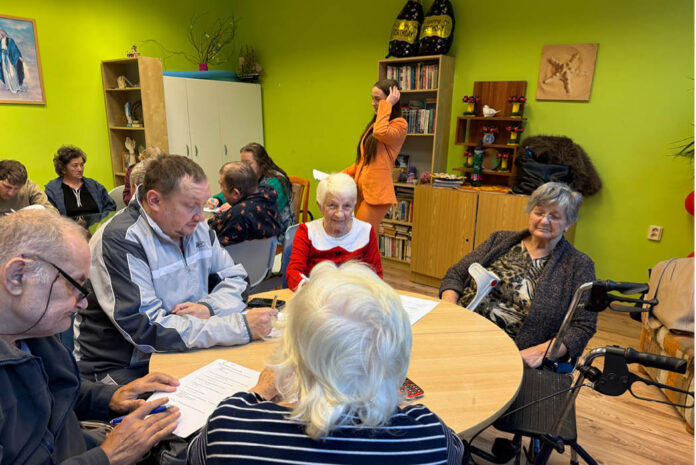 Digitálne vzdelávanie pre seniorov v Senci naberá na obrátkach