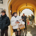 Týždeň umenia a tvorivosti v kaštieli v Modre Návštevníci vstupujúci do objektu