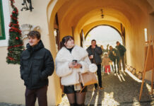 Návštevníci vstupujúci do objektu