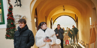 Návštevníci vstupujúci do objektu