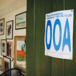 Návrat k tvorivému októbru: atmosféra Dňa otvorených ateliérov 2025 Foto zelených dverí s palgátom DOA