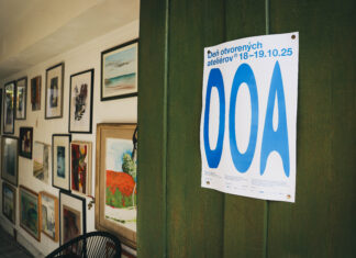 Návrat k tvorivému októbru: atmosféra Dňa otvorených ateliérov 2025 Foto zelených dverí s palgátom DOA