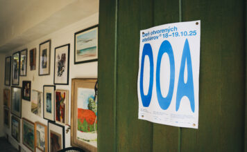 Návrat k tvorivému októbru: atmosféra Dňa otvorených ateliérov 2025 Foto zelených dverí s palgátom DOA