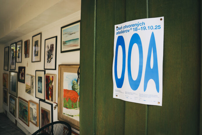 Foto zelených dverí s palgátom DOA