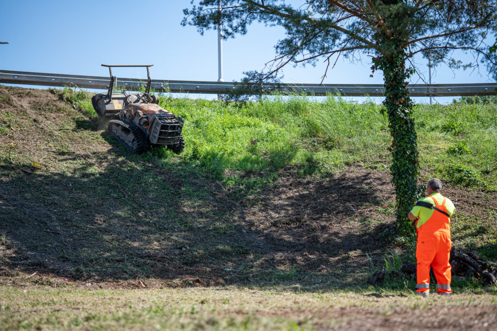 Cestári majú nové stroje na kosenie trávy