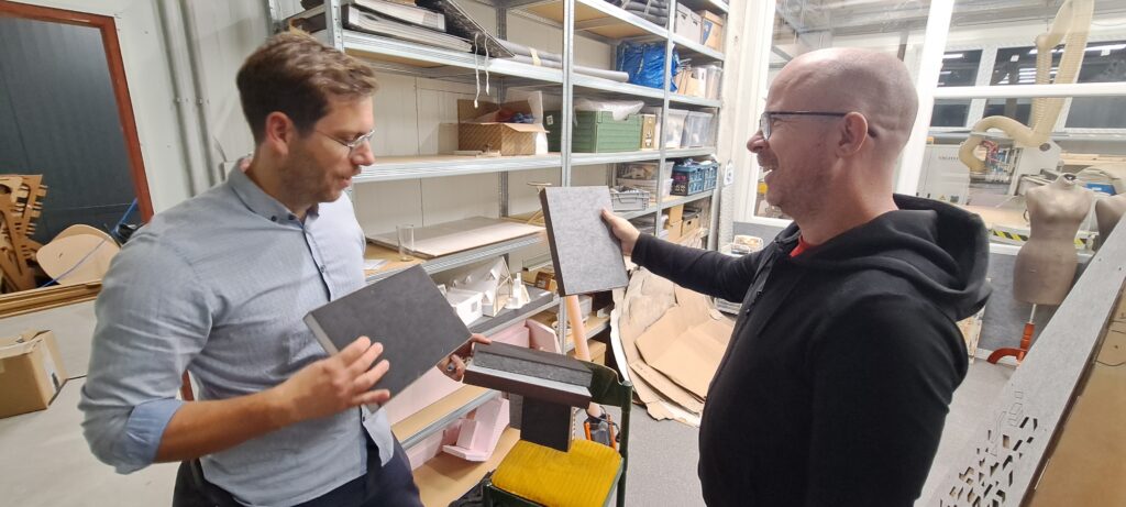 Účastníci workshopu - jeden scénograf a jeden účastník kurzu.