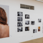 Výstava fotografií na na bielej stene