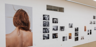 Výstava fotografií na na bielej stene