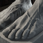 Skluptúra mužských chodidiel zo sadry