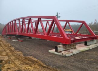 Nová lávka ponad diaľnicu D2 v Malackách čaká na osadenie. Slúžiť bude peším aj cyklistom