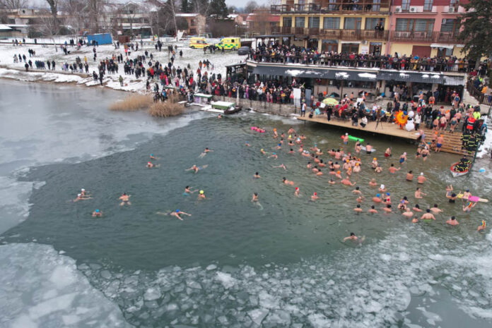 Otužilci skrotili Zimu na Slnečných jazerách
