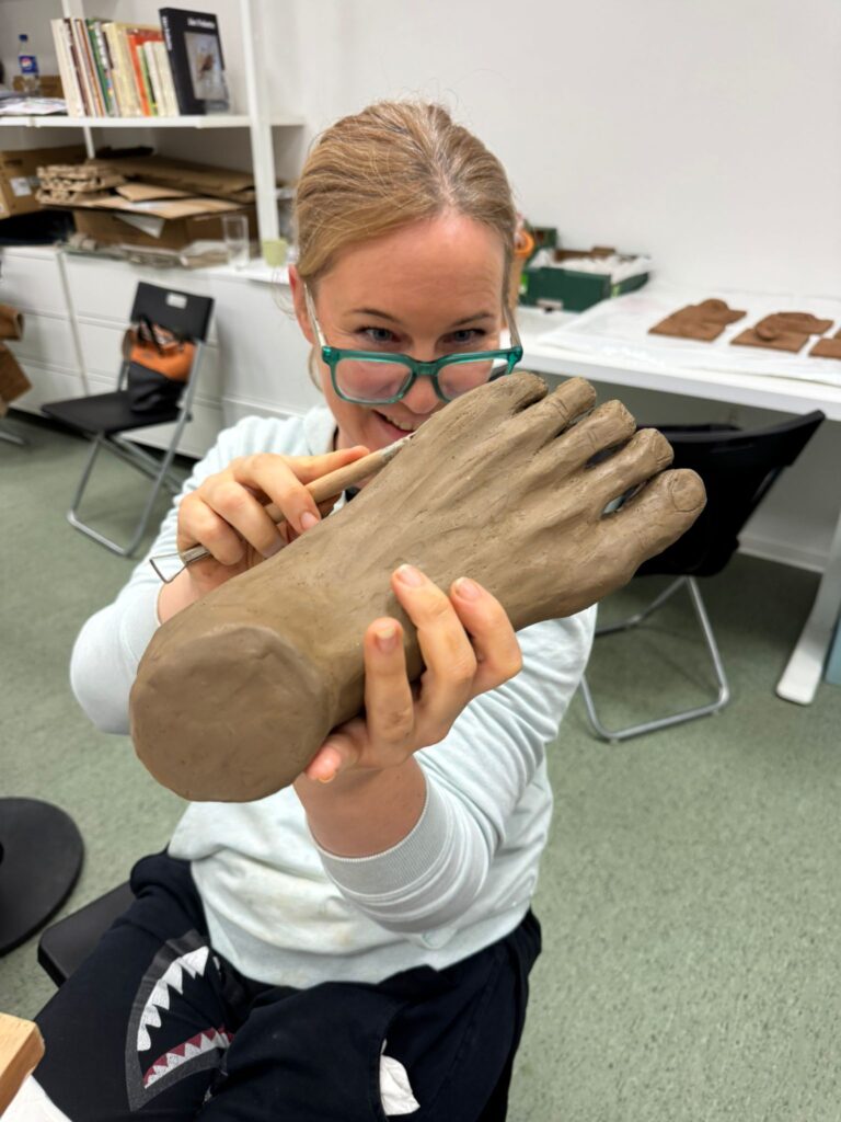 účastníčka workshopu modelujúca nohu