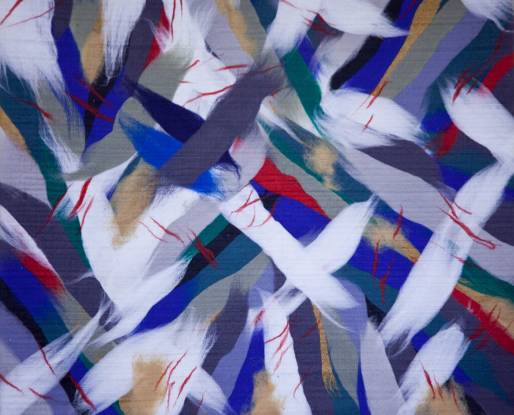 Abstraktný obraz z bielych, tmavomodrých, bielych a červených škvŕn vytvorený z ovčej vlny.