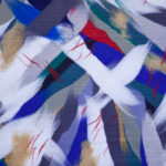 Abstraktný obraz z bielych, tmavomodrých, bielych a červených škvŕn vytvorený z ovčej vlny.