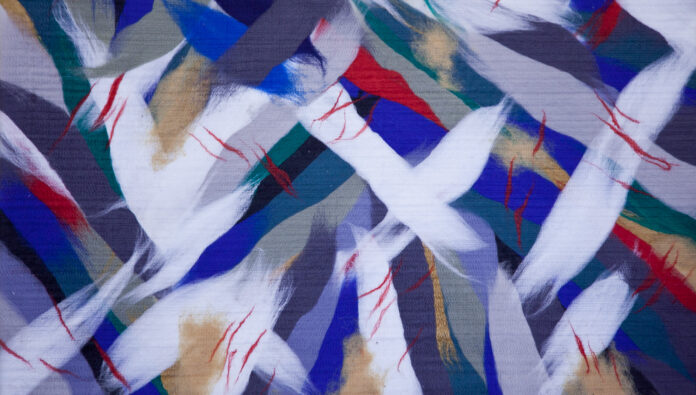 Na novej vlne - ARTTEX Abstraktný obraz z bielych, tmavomodrých, bielych a červených škvŕn vytvorený z ovčej vlny.