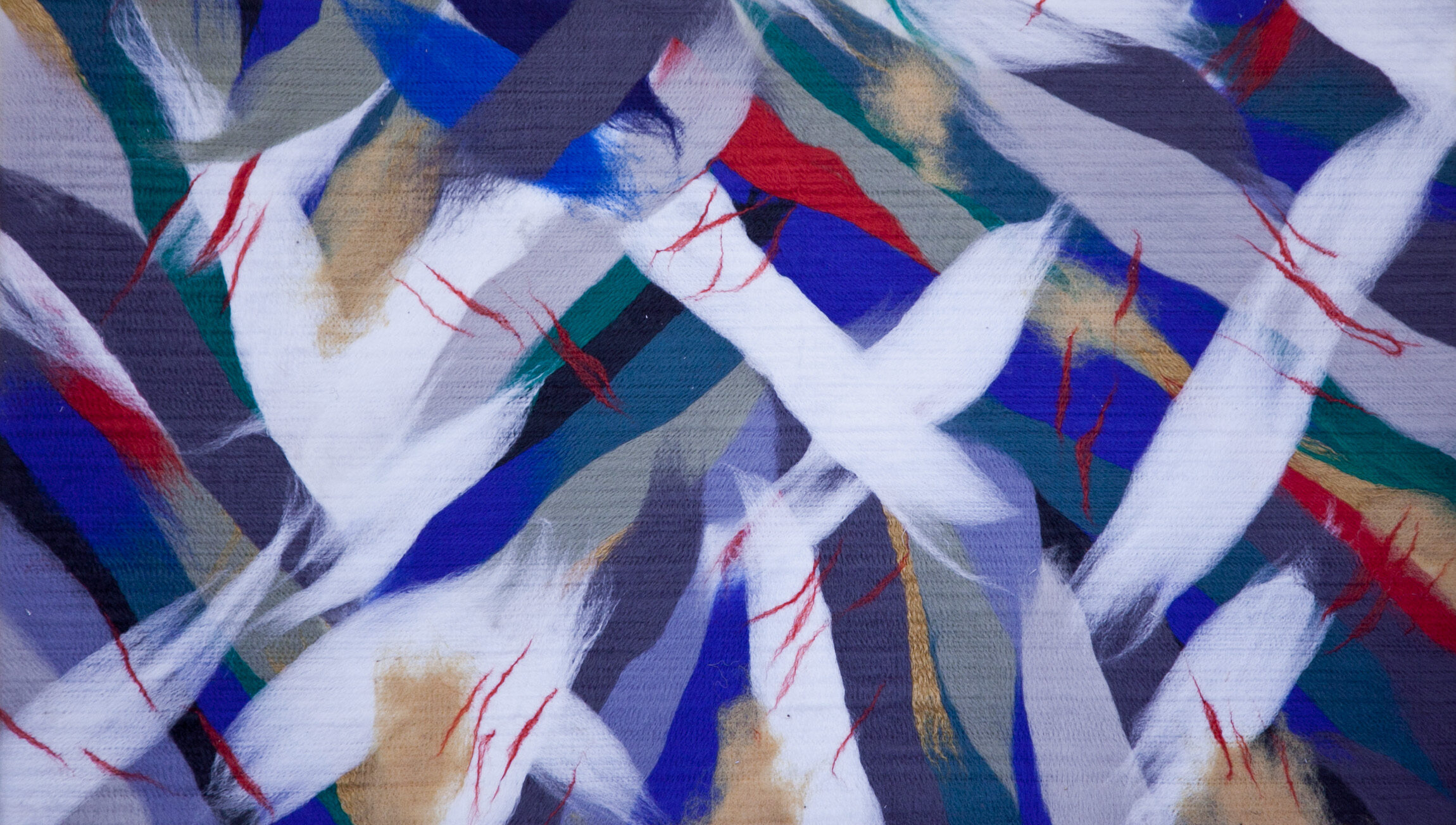 Abstraktný obraz z bielych, tmavomodrých, bielych a červených škvŕn vytvorený z ovčej vlny.