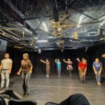 Účastníci divadelného workshopu počas výuky.