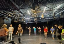 Účastníci divadelného workshopu počas výuky.