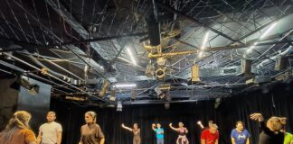 Účastníci divadelného workshopu počas výuky.