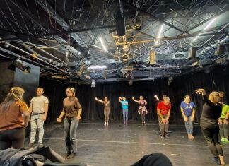 Vzdelávame, prepájame, inšpirujeme – 24 workshopov pre neprofesionálne divadlá Účastníci divadelného workshopu počas výuky.