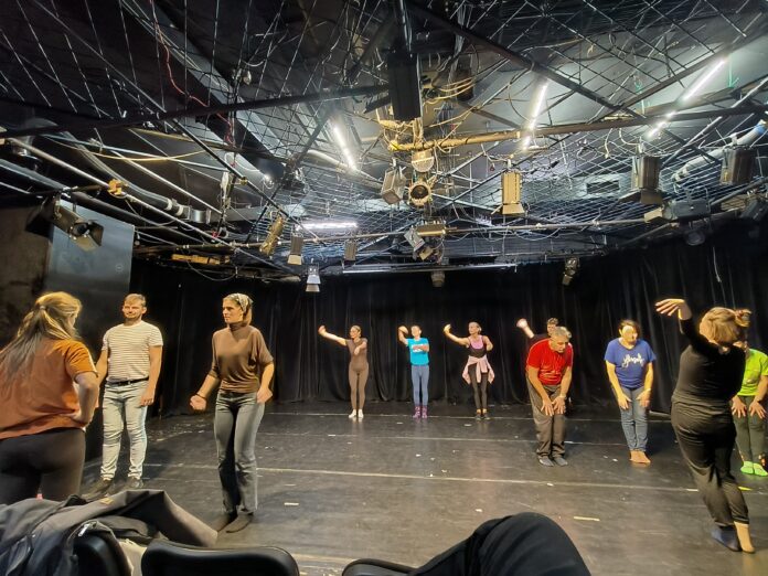 Účastníci divadelného workshopu počas výuky.