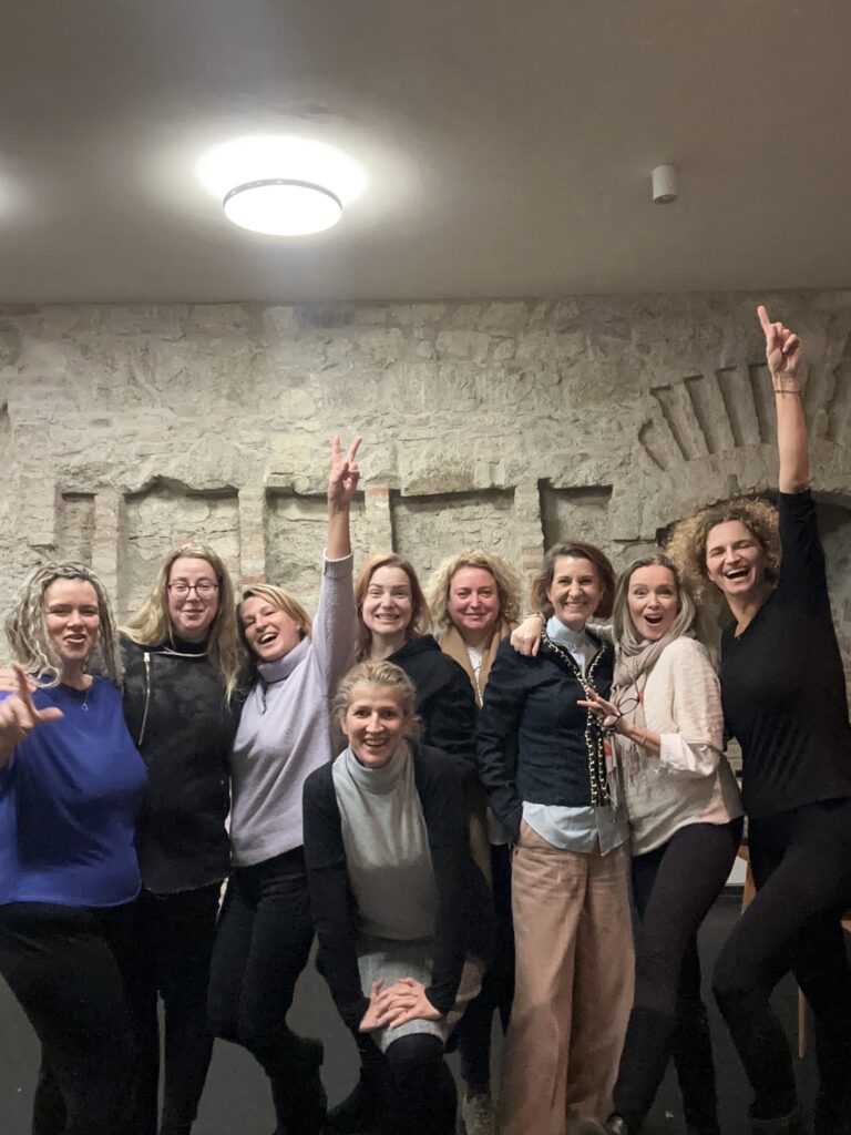 Účastníci divadelného workshopu počas výuky.