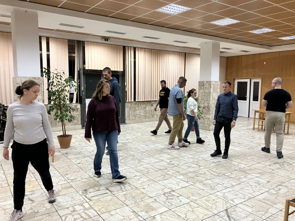 Účastníci divadelného workshopu počas výuky.