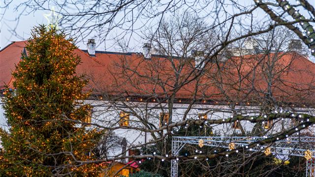 Pezinok sa lúči s vianočnou výzdobou a zimnou sezónou