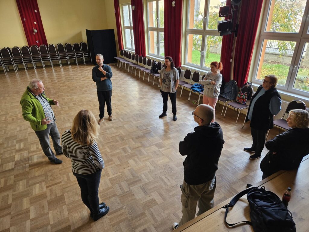 Účastníci divadelného workshopu počas výuky.