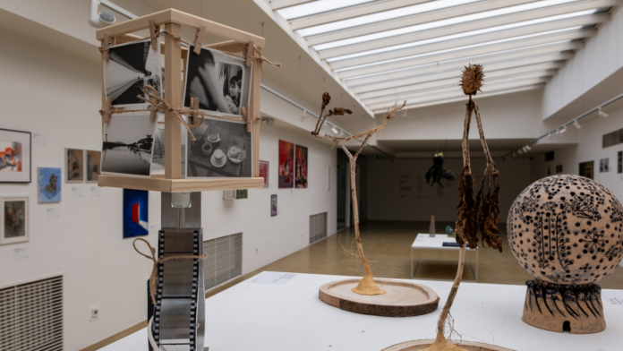 Výstavný priestor s vybranými dielami.