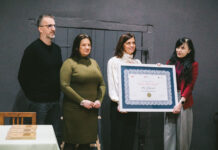 Osvedčenie o zápise Ručnej sklárskej výroby putuje do Malokarpatského múzea v Pezinku