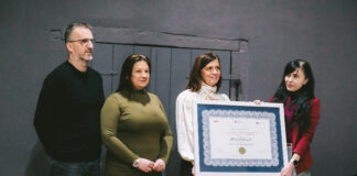 Osvedčenie o zápise Ručnej sklárskej výroby putuje do Malokarpatského múzea v Pezinku