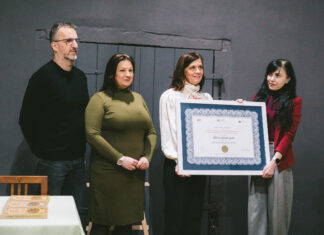 Osvedčenie o zápise Ručnej sklárskej výroby putuje do Malokarpatského múzea v Pezinku