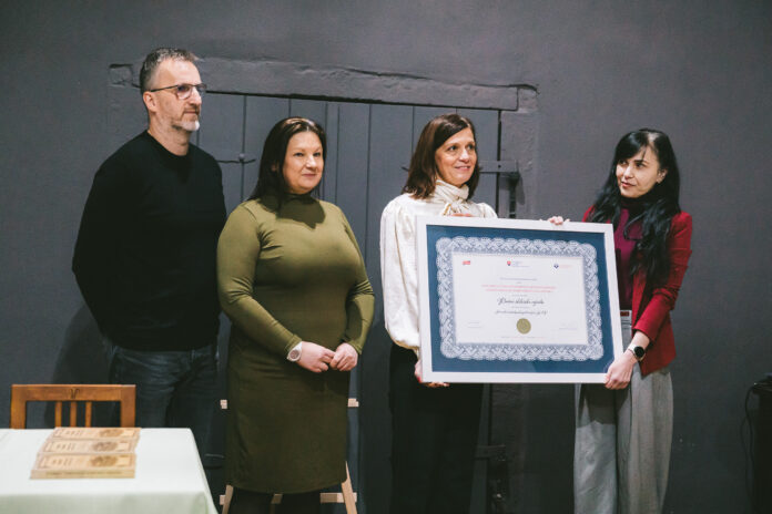 Osvedčenie o zápise Ručnej sklárskej výroby putuje do Malokarpatského múzea v Pezinku