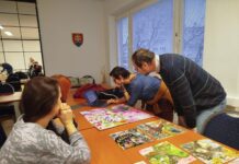 Tri ženy konzultujú výtvarné diela.