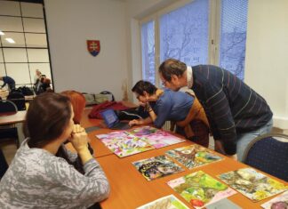 Tri ženy konzultujú výtvarné diela.