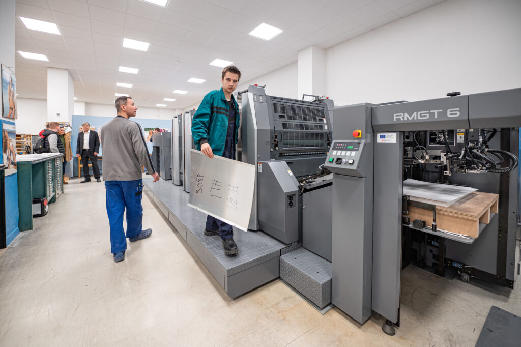 Stredná odborná škola polygrafická v Rači prechádza veľkou modernizáciou. Druhá etapa je v plnom prúde, vznikne tu prestrešené átrium 