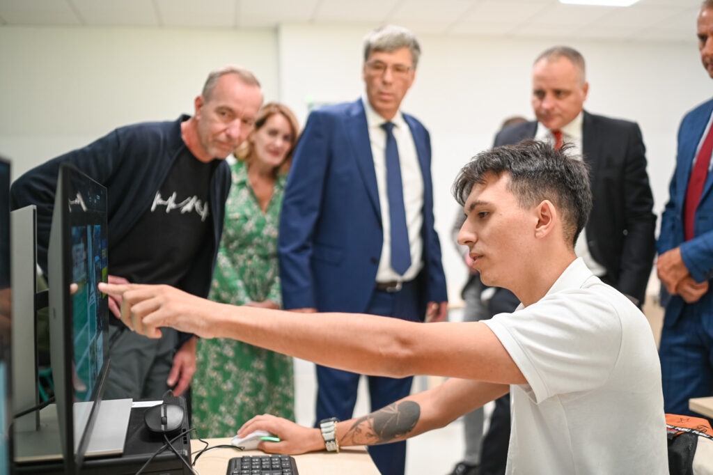 Stredná odborná škola polygrafická v Rači prechádza veľkou modernizáciou. Druhá etapa je v plnom prúde, vznikne tu prestrešené átrium 