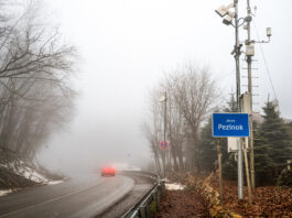 Keď dispečing vie včas, kde sa podmienky menia, nemusí posýpať 'naslepo' veľké úseky, ale cielene zasiahne tam, kde hrozí problém