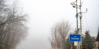 Keď dispečing vie včas, kde sa podmienky menia, nemusí posýpať 'naslepo' veľké úseky, ale cielene zasiahne tam, kde hrozí problém