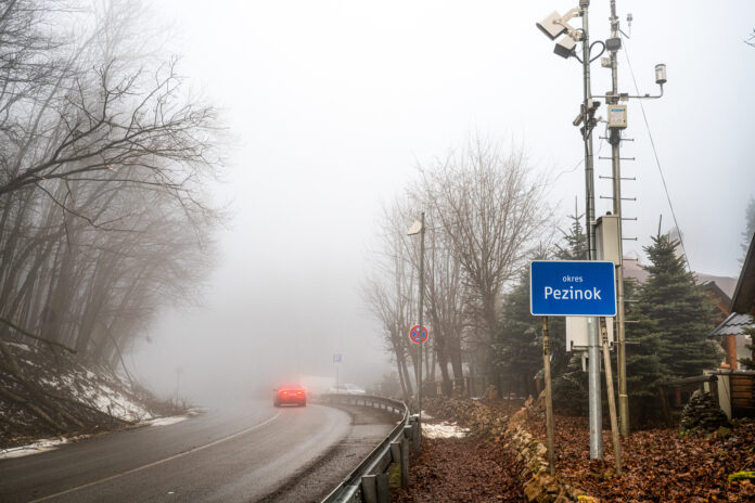 Keď dispečing vie včas, kde sa podmienky menia, nemusí posýpať 'naslepo' veľké úseky, ale cielene zasiahne tam, kde hrozí problém