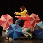 Uzávierka prihlasovania do súťaže detskej dramatickej tvorivosti Zlatá priadka sa blíži Deti hrajúce divadlo, s dáždnikmi.